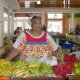 9- Mamie Engerie vend ses fruits et legumes au marche 